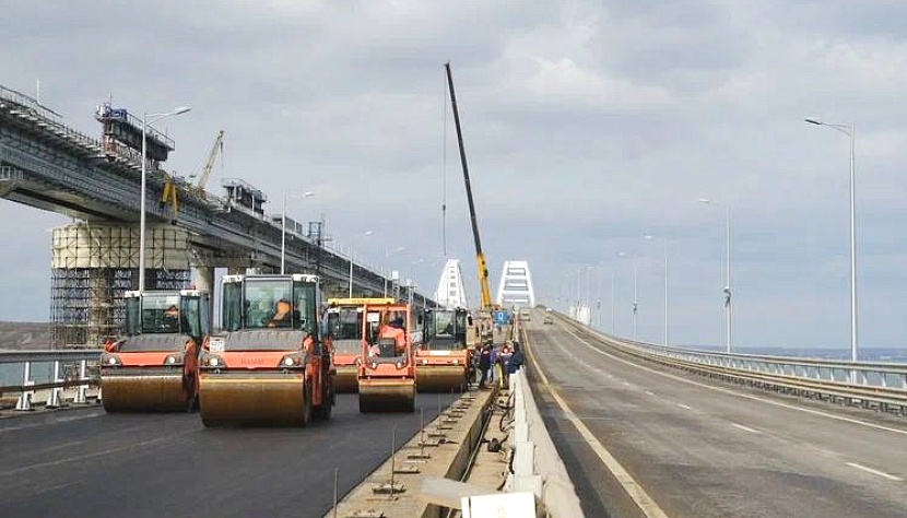 На новых пролётах Крымского моста уложили первый асфальтобетон